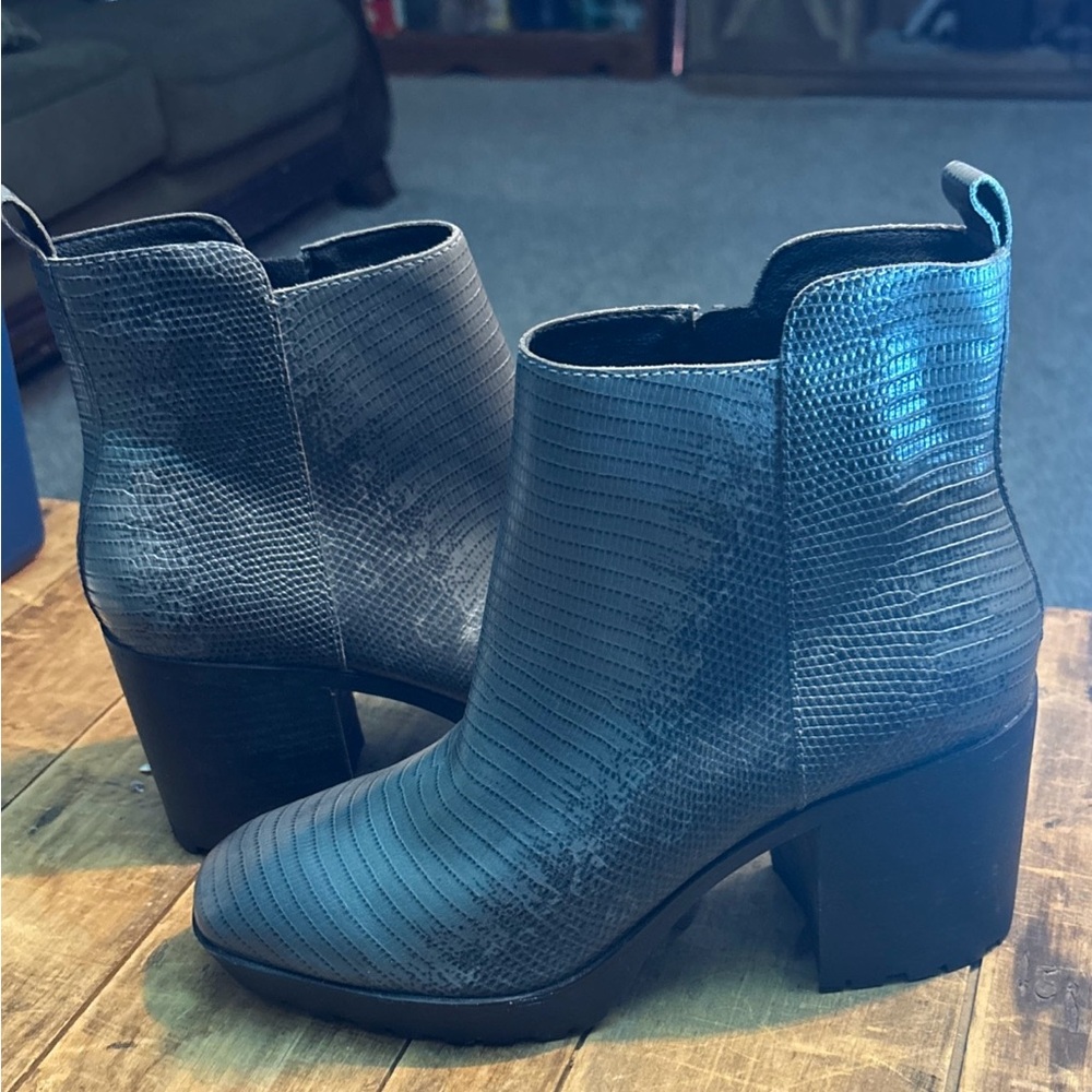 Lucky Brand Textured Gray chunky boot y2k millenial